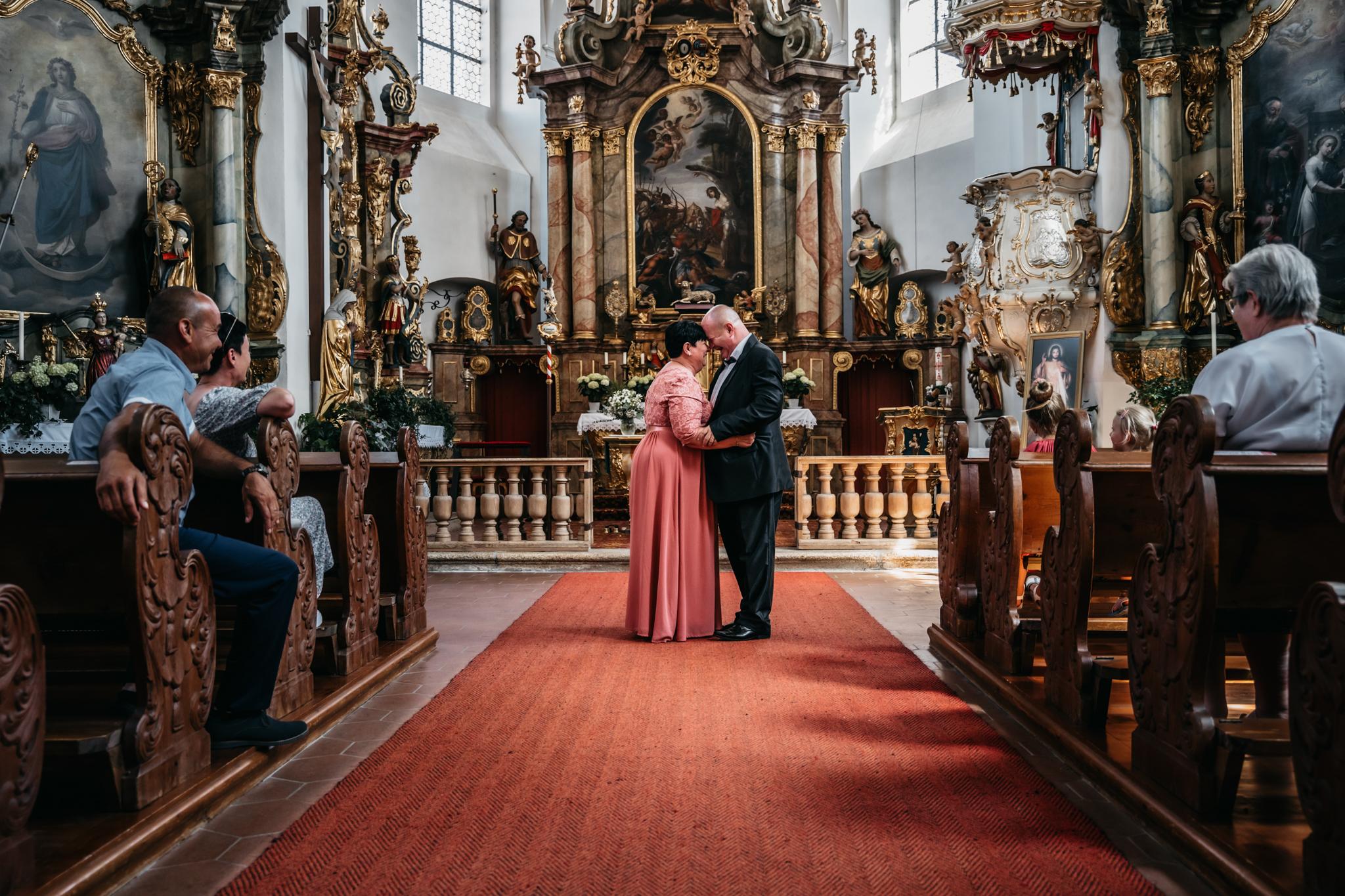 Tradiční svatební fotografie kostel, Karlovy Vary